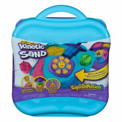Kinetic Sand , Set di Gioco Squish Motion, Sabbia Colorata Rosa, Gialla, Blu, Sabbia Cinetica 453g, 5 Accessori, Comoda Valigetta. Giocattoli per Bambini e Bambine, 3+ anni (Kinetic Sand SquishMotion)